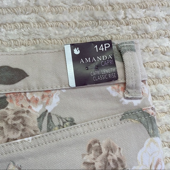 NWT Gloria Vanderbilt floral denim Amanda capris - Picture 12 of 13